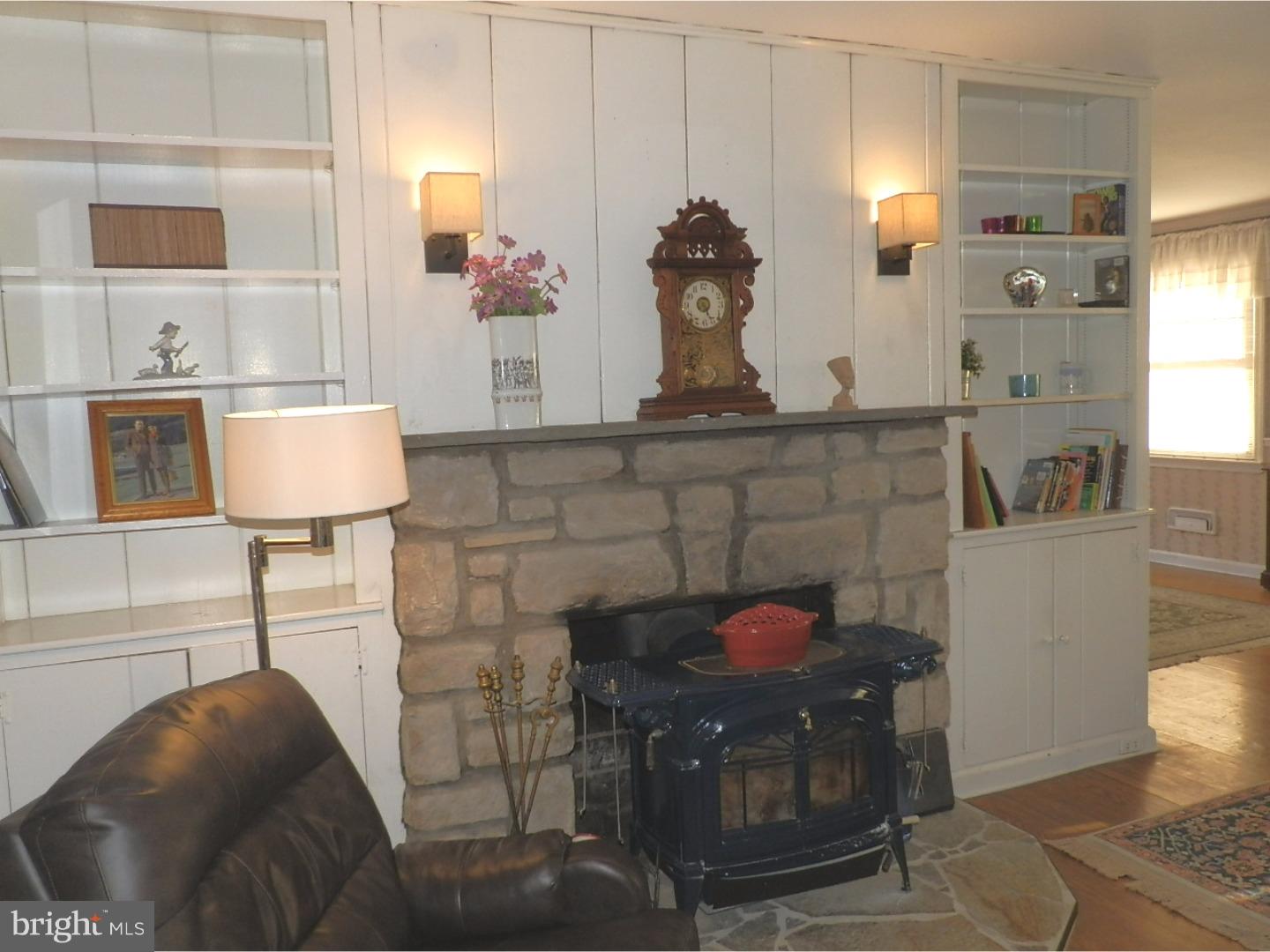 679 Pinetree Road Jenkintown, PA 19046 - Photo 6 of 25 Living Room