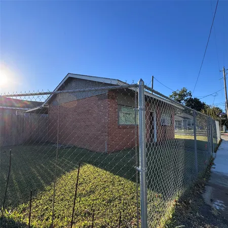 $800 | 416 Casey Street, Unit 1/2, Baytown, TX 77520