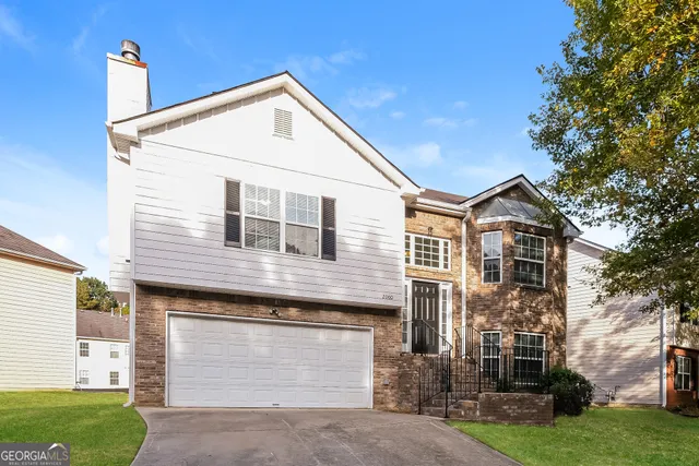 a view of a house with a yard