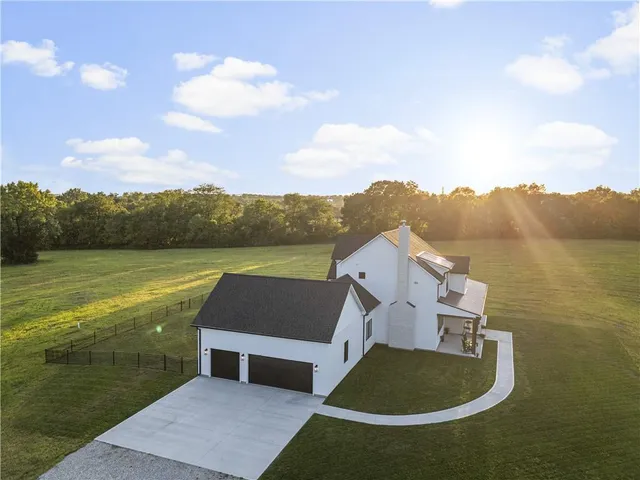 $1,450,000 | 21851 179th Street, Tonganoxie, KS 66086