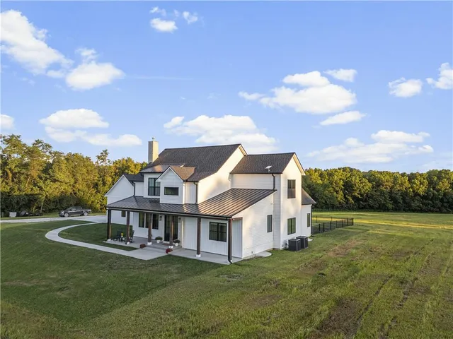 $1,450,000 | 21851 179th Street, Tonganoxie, KS 66086