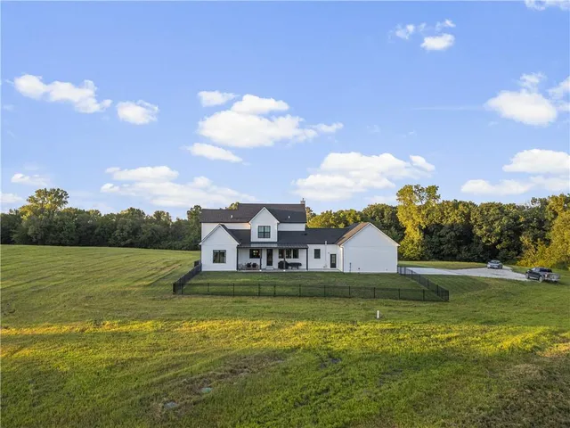 $1,450,000 | 21851 179th Street, Tonganoxie, KS 66086