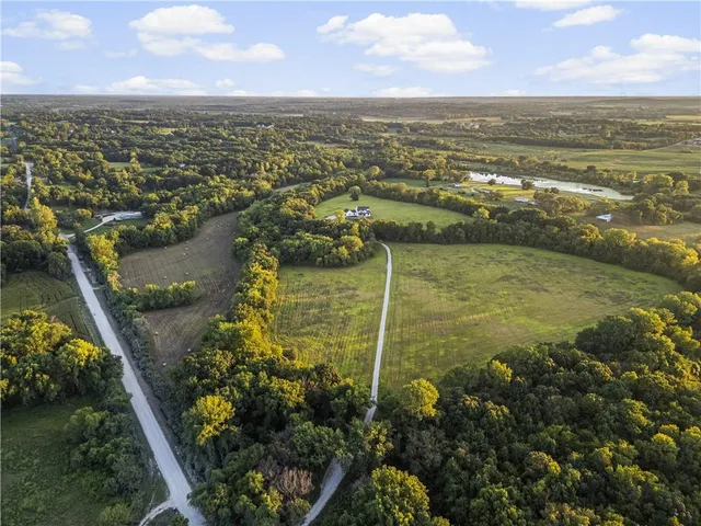 $1,450,000 | 21851 179th Street, Tonganoxie, KS 66086