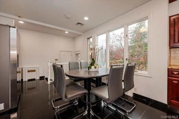 $2,288,000 | 18 Locust Drive, Great Neck, NY 11021