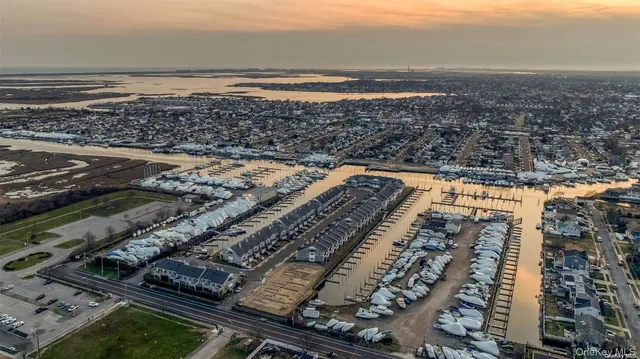 $889,000 | 8 Ocean Watch Court, Freeport, NY 11520