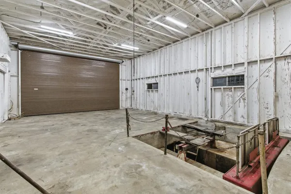a view of entryway with utility room