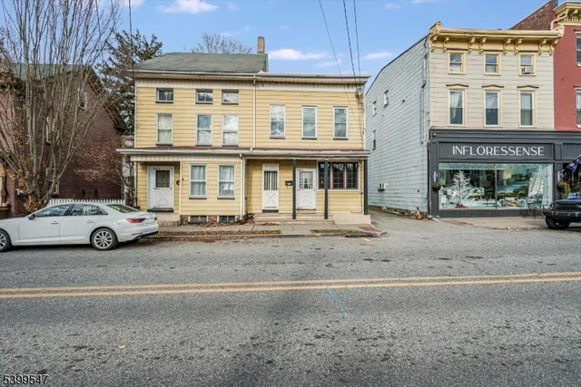 $2,100 | 239 Water Street, Belvidere, NJ 07823