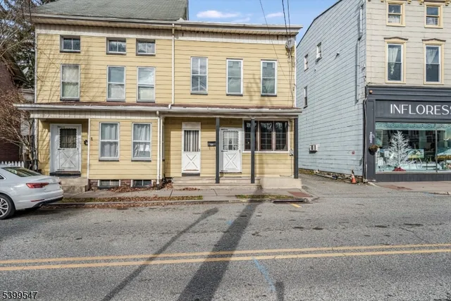 $2,100 | 239 Water Street, Belvidere, NJ 07823