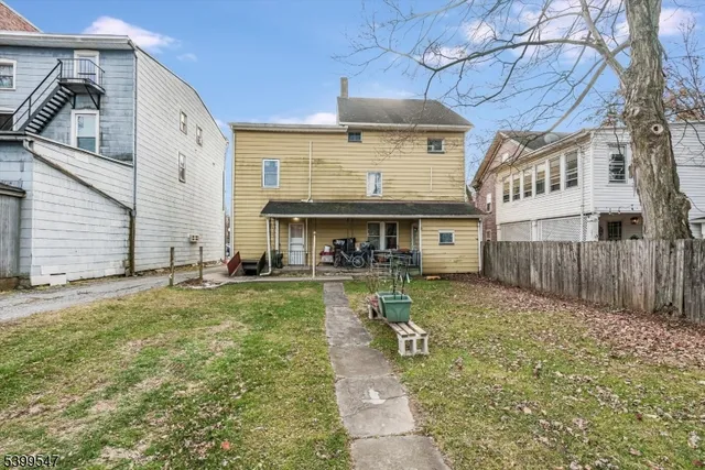 $2,100 | 239 Water Street, Belvidere, NJ 07823