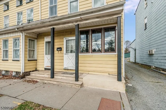 $2,100 | 239 Water Street, Belvidere, NJ 07823