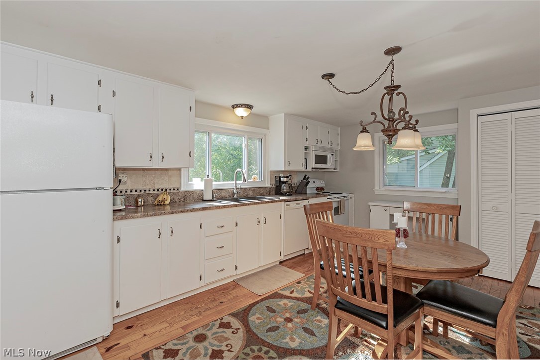 106 Fernwood Road Chagrin Falls, OH 44022 - Photo 10 of 28 Eat-In Kitchen with pantry.