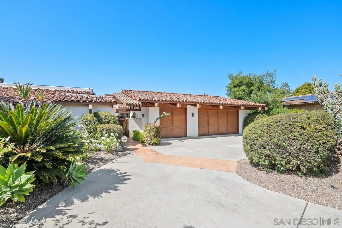 13622 Orchard Gate Road Poway, CA 92064 - Photo 4 of 40 a view of a backyard