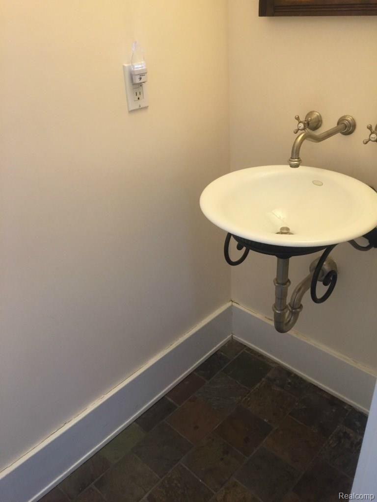 58 Wellesley Drive Pleasant Ridge, MI 48069 - Photo 16 of 41 Powder room