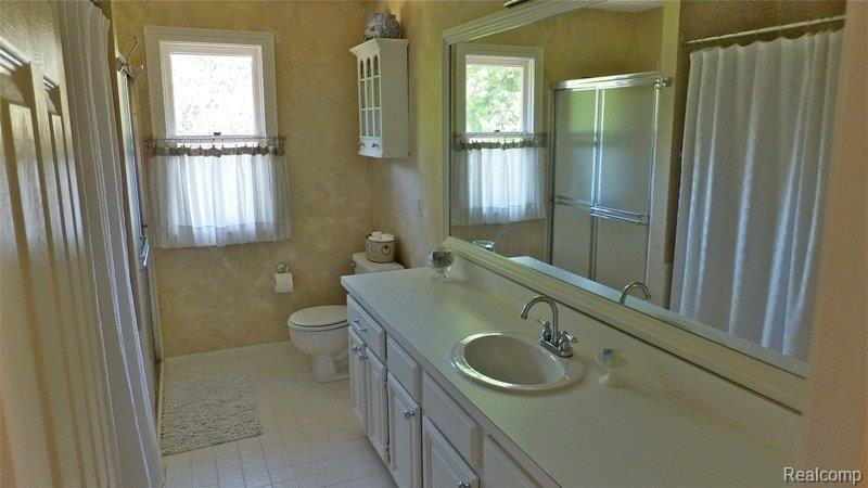 779 Kern Road Lake Orion, MI 48362 - Photo 17 of 23 19 - Full Bath.JPG