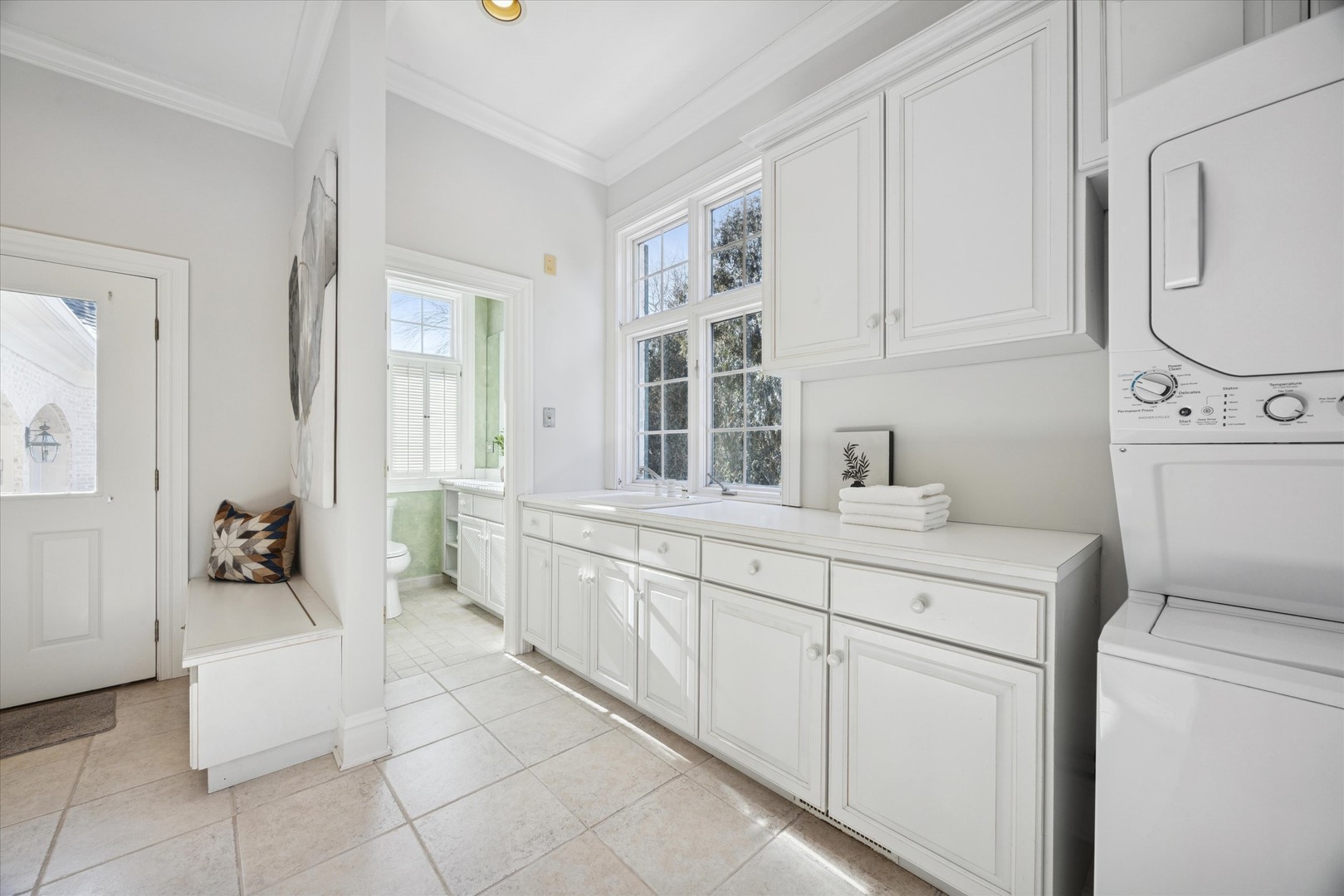 15W260 62nd Street Burr Ridge, IL 60527 - Photo 23 of 48 a bathroom with a sink a toilet and bathtub