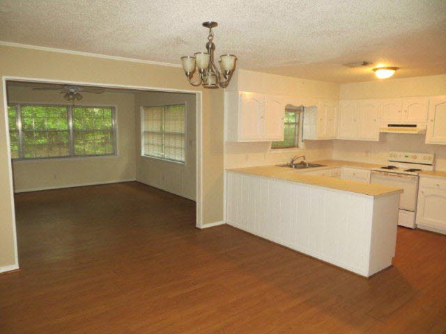 112 Spring Drive Fairhope, AL 36532 - Photo 6 of 15 Kitchen/Breakfast