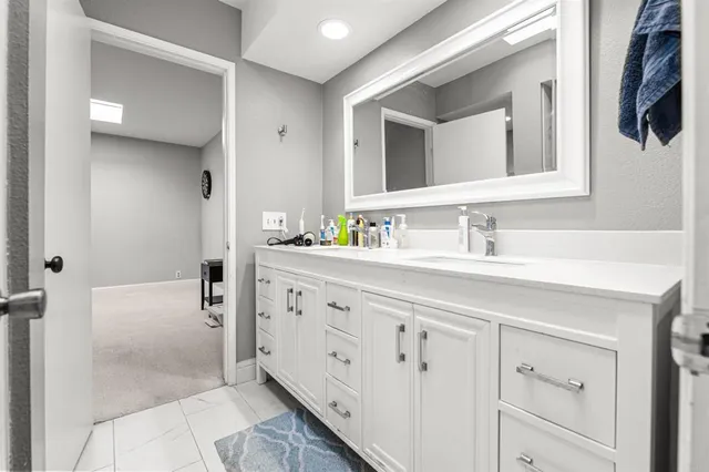 a en suite bathroom with double sink and a mirror