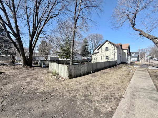 $74,900 | 46 2nd Street Northeast, Madelia, MN 56062