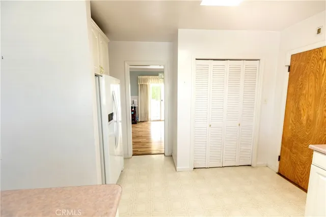 a view of a big room with closet and mirror