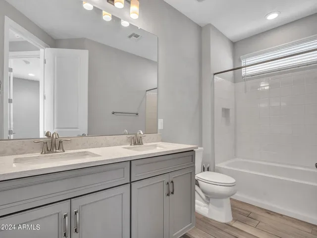 en empty room with windows and ceiling fan