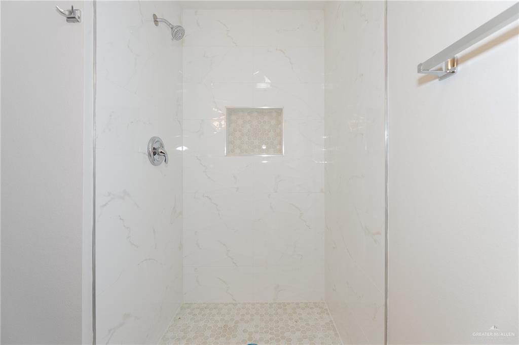 500 East El Rancho Avenue, Unit 26 McAllen, TX 78503 - Photo 12 of 27 a bathroom with a shower