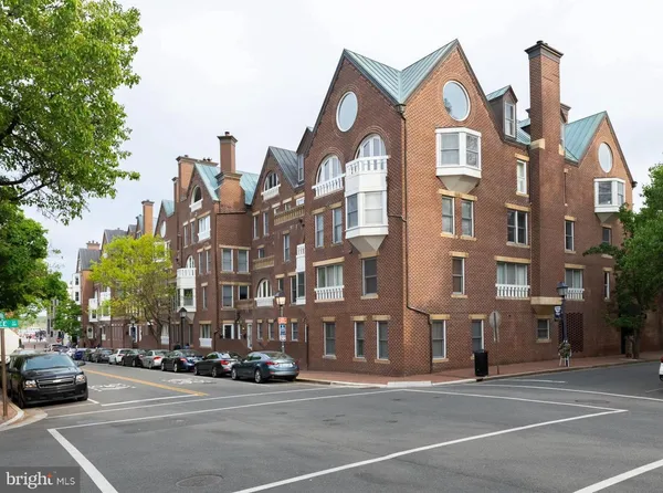 $2,850 | 125 North Lee Street, Unit DH207, Alexandria, VA 22314