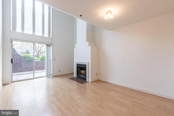 $2,850 | 125 North Lee Street, Unit DH207, Alexandria, VA 22314
