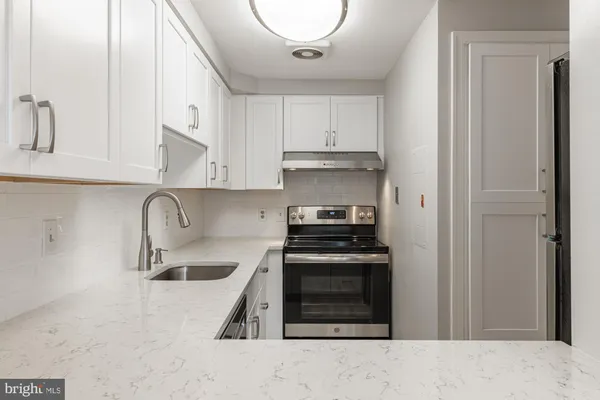 $2,850 | 125 North Lee Street, Unit DH207, Alexandria, VA 22314
