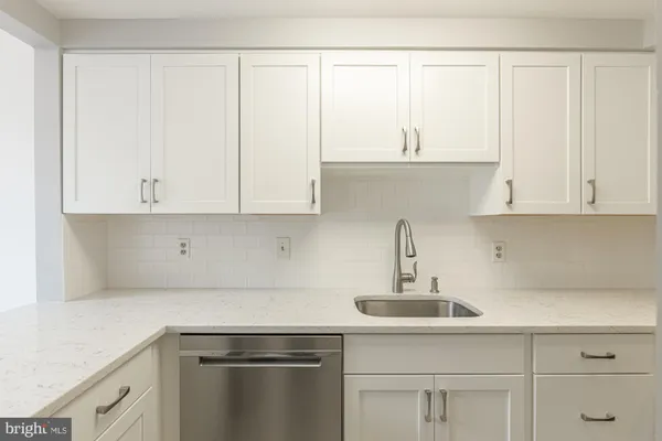 $2,850 | 125 North Lee Street, Unit DH207, Alexandria, VA 22314