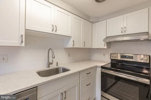 $2,850 | 125 North Lee Street, Unit DH207, Alexandria, VA 22314