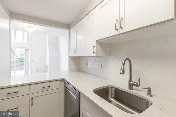 $2,850 | 125 North Lee Street, Unit DH207, Alexandria, VA 22314