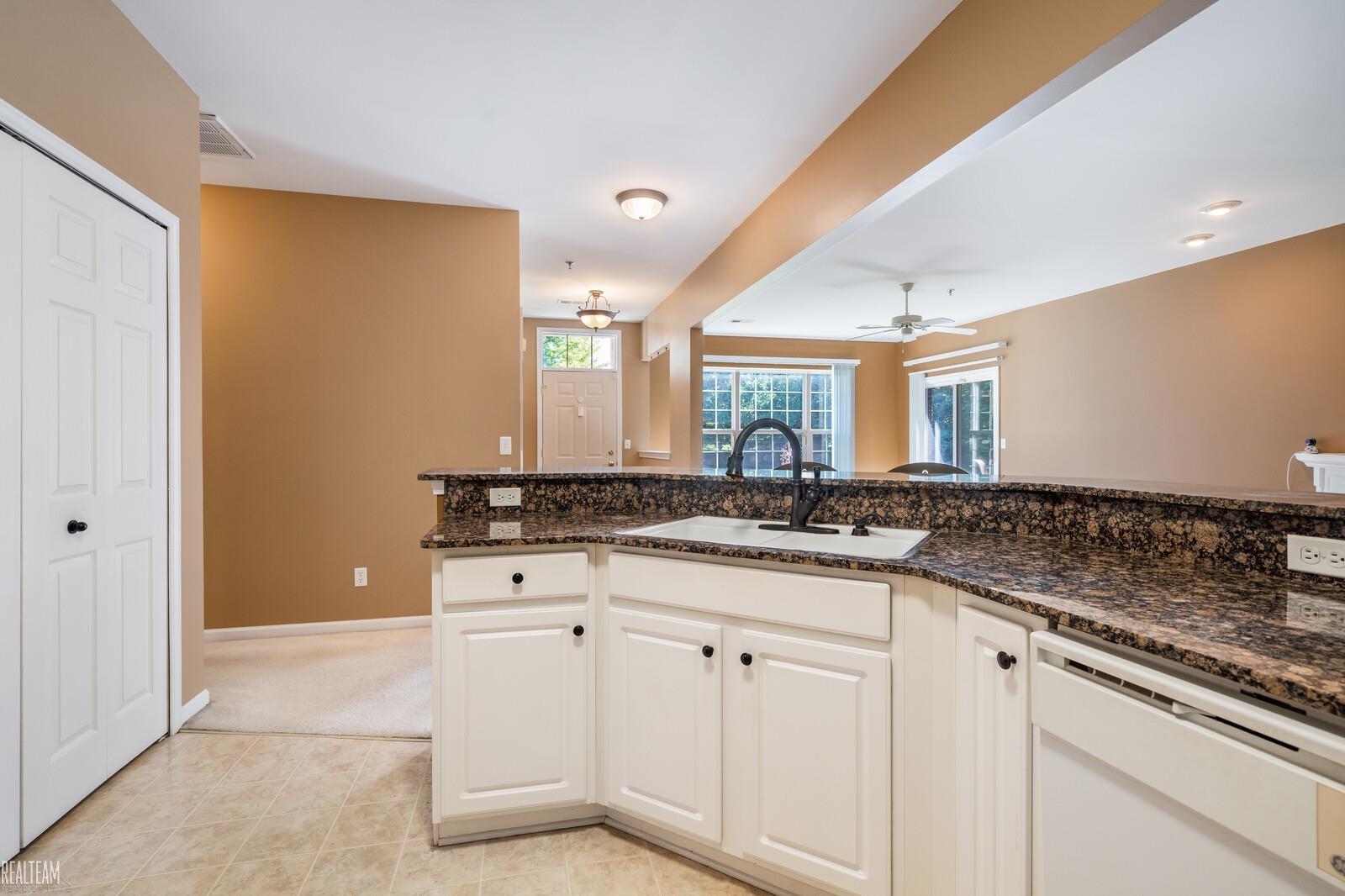 1636 Deepwood Circle Rochester, MI 48307 - Photo 13 of 31 50088040-12.JPG