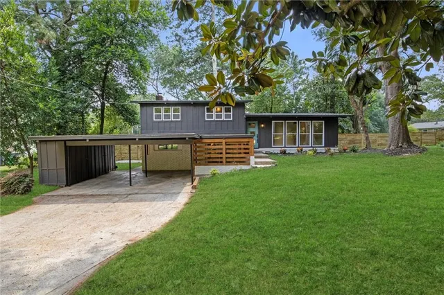 a view of a house with a yard