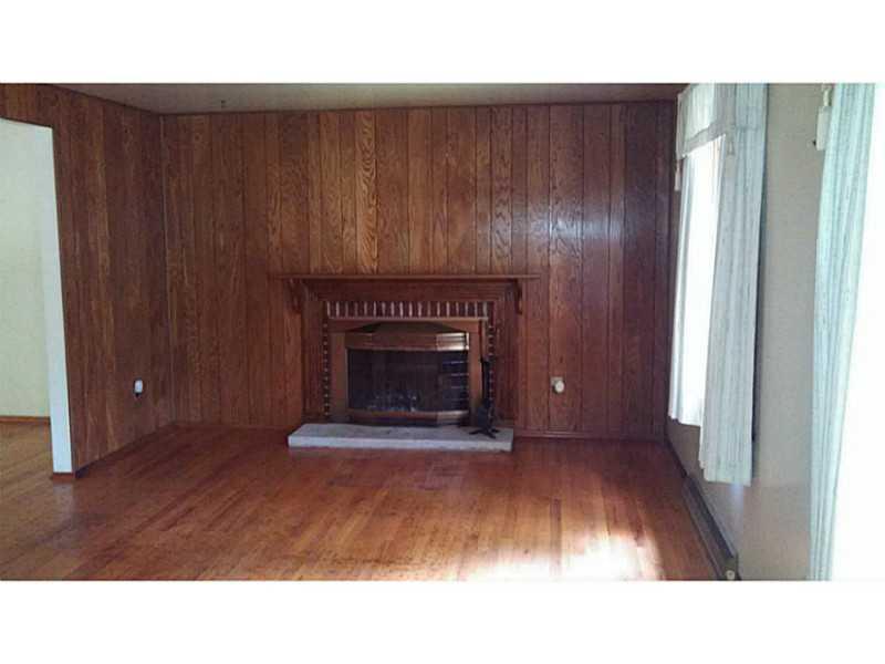 1485 Freeport Road Mars, PA 16046 - Photo 3 of 15 Living Room.