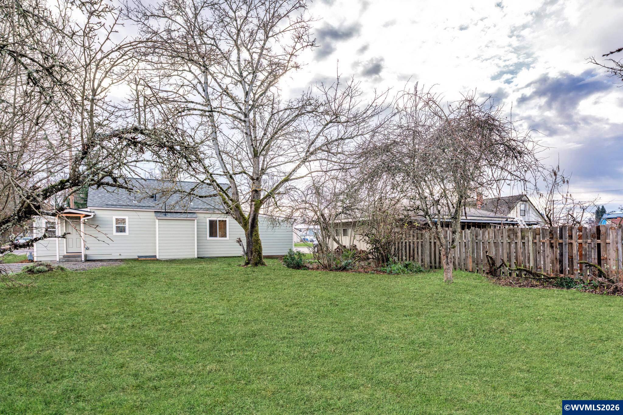 705 Tangent Street Lebanon, OR 97355 - Photo 2 of 31