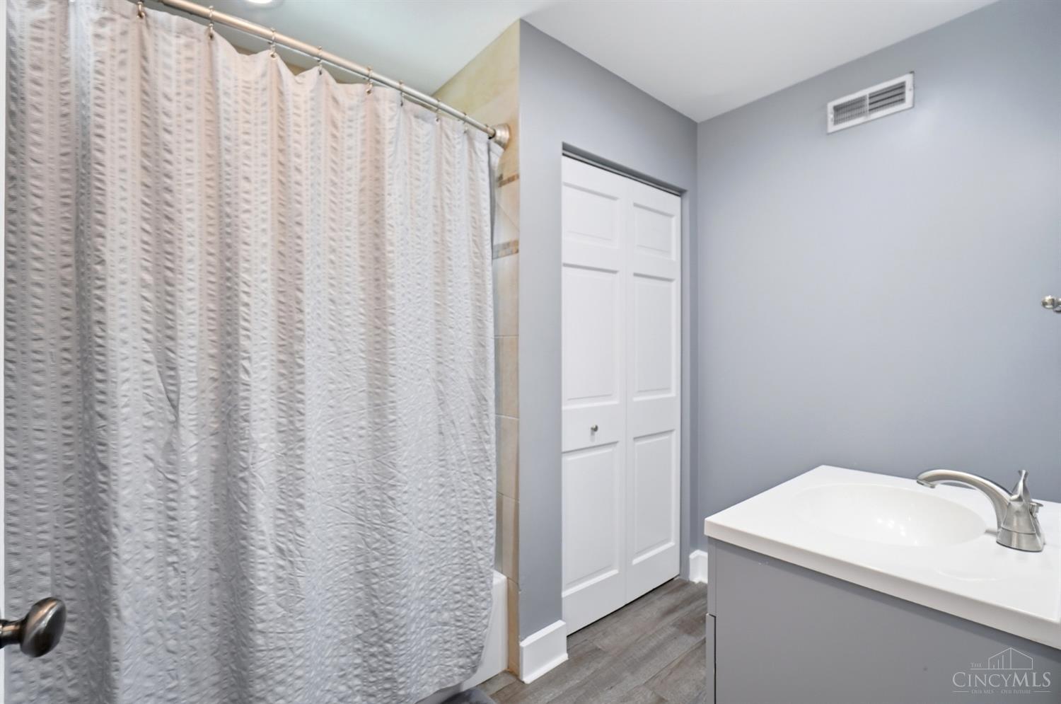 910 Springfield Cincinnati, OH 45215 - Photo 21 of 32 Gallery Image 21