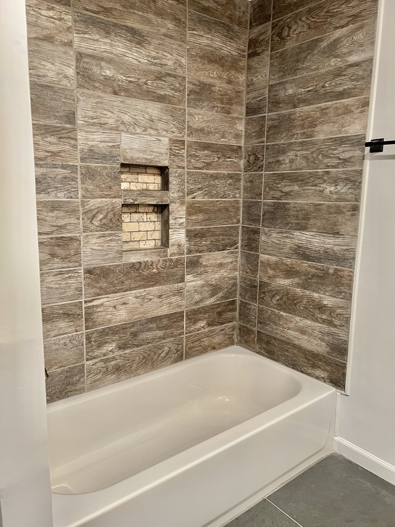 621 Buckboard Road Bolingbrook, IL 60490 - Photo 30 of 38 a bathroom with a bathtub