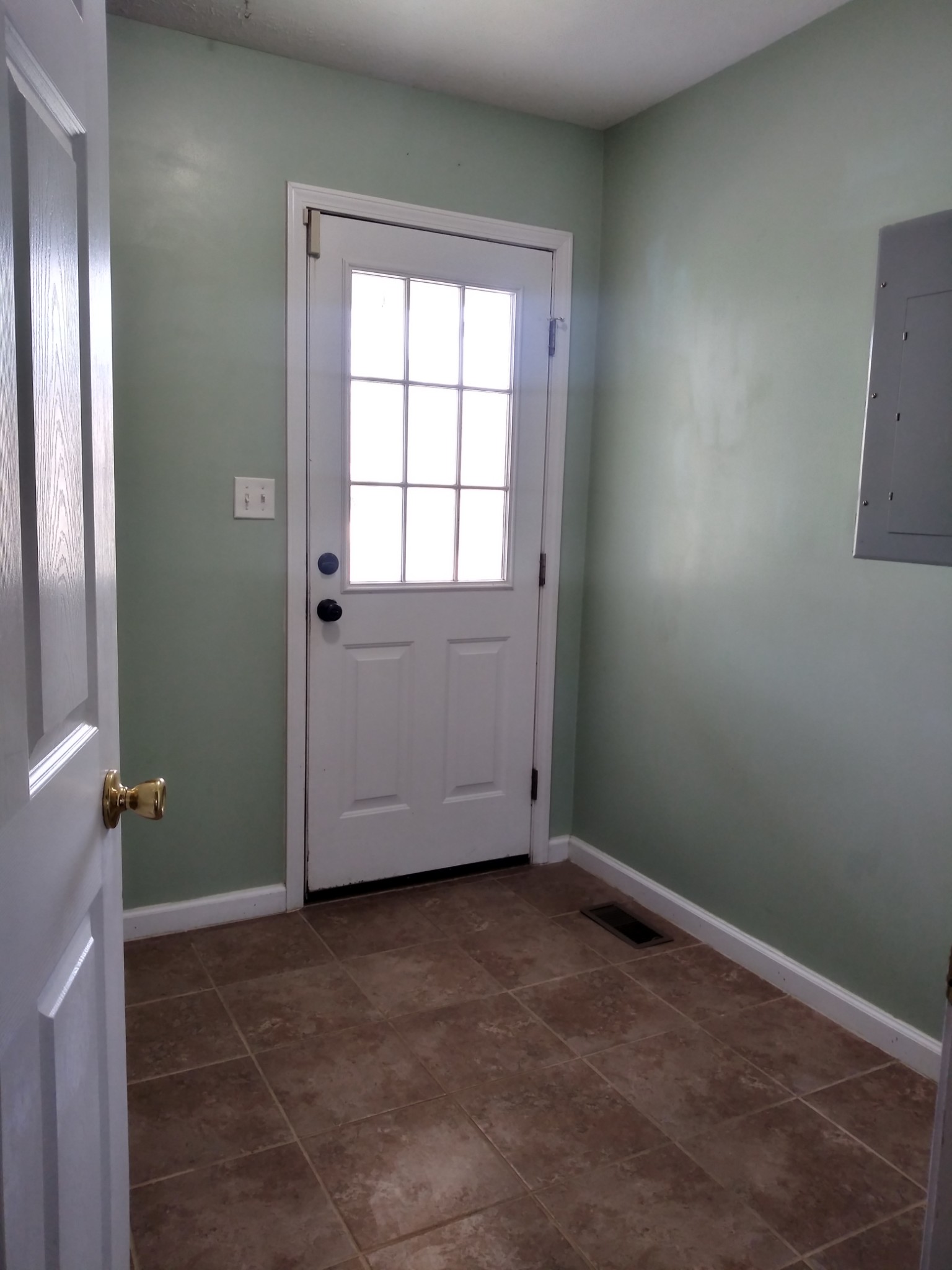 5330 Long Branch Road Tennessee Ridge, TN 37178 - Photo 41 of 57 an empty room with windows