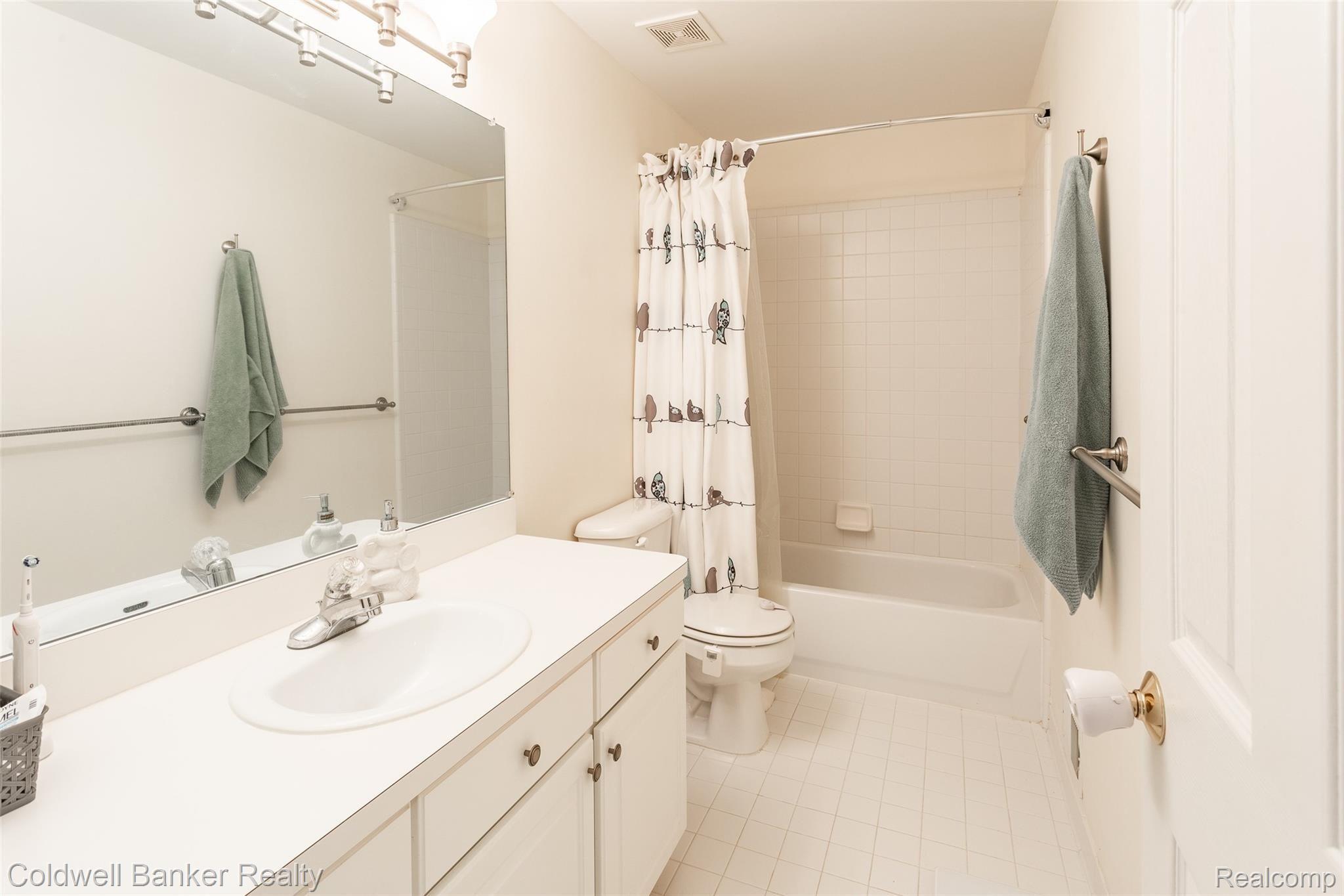 78 Eagle Ridge Road Lake Orion, MI 48360 - Photo 20 of 33 Upper Level Main Bath.jpg