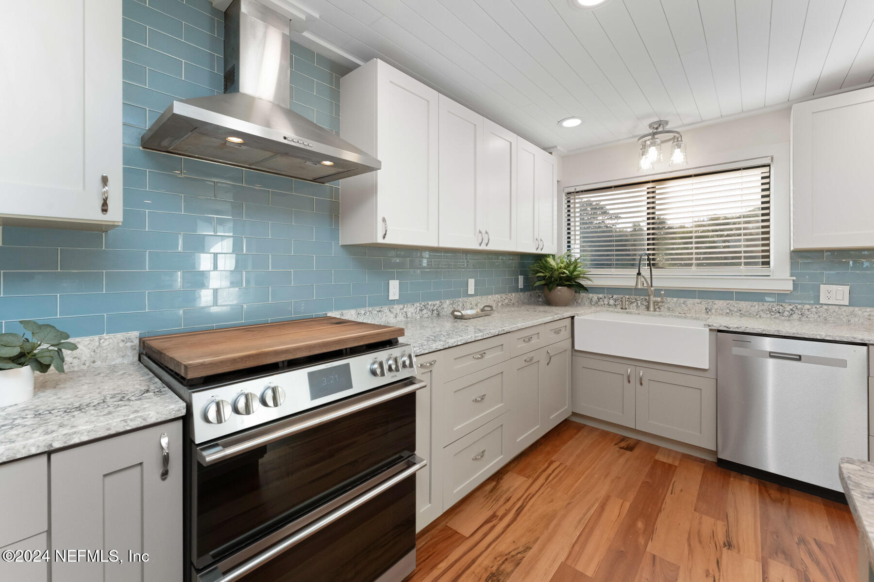 2327 Seminole Road Atlantic Beach, FL 32233 - Photo 5 of 31 Gas Stove