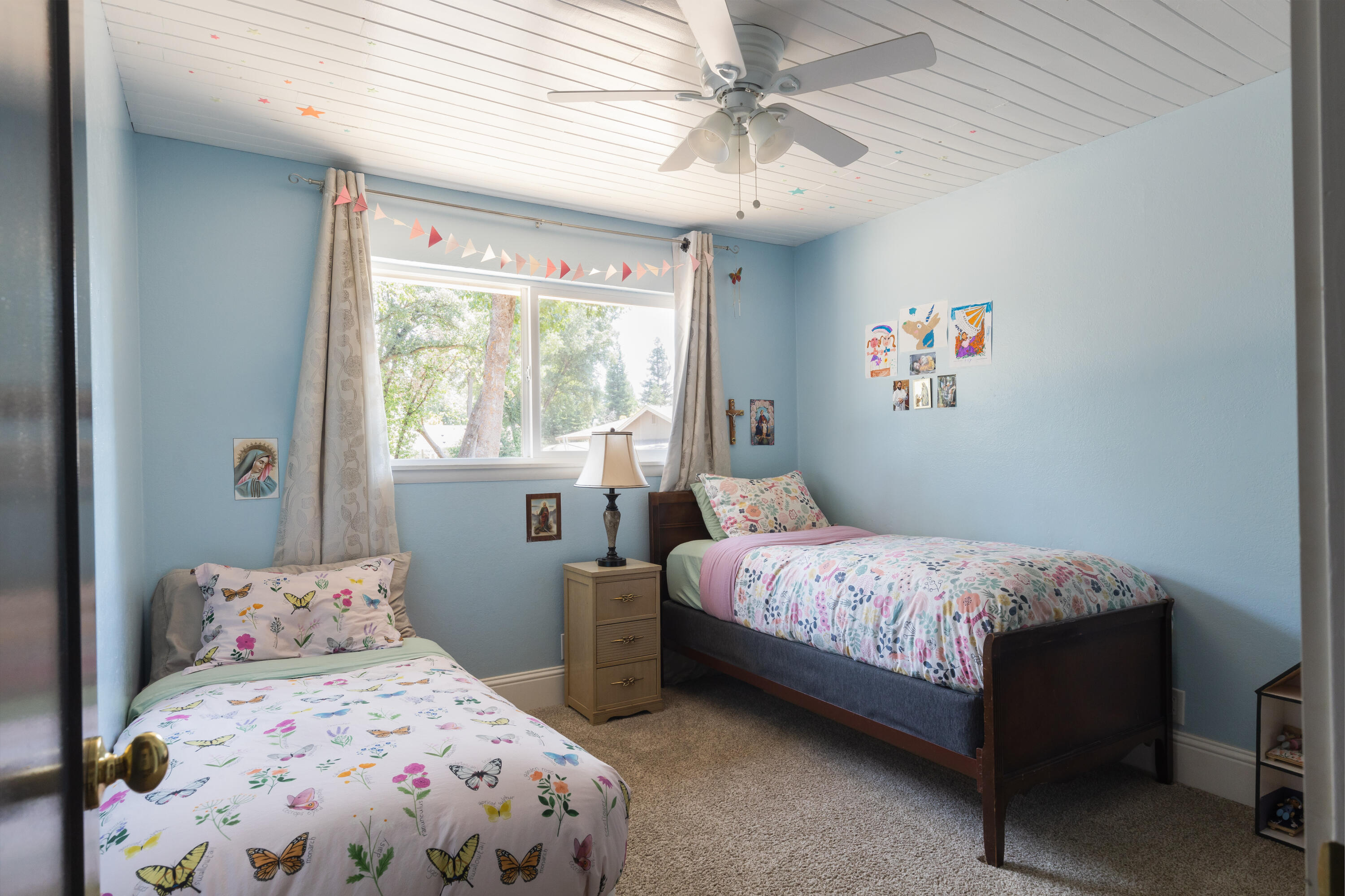 4001 Alta Mesa Drive Redding, CA 96002 - Photo 23 of 42 a bedroom with a bed and a window