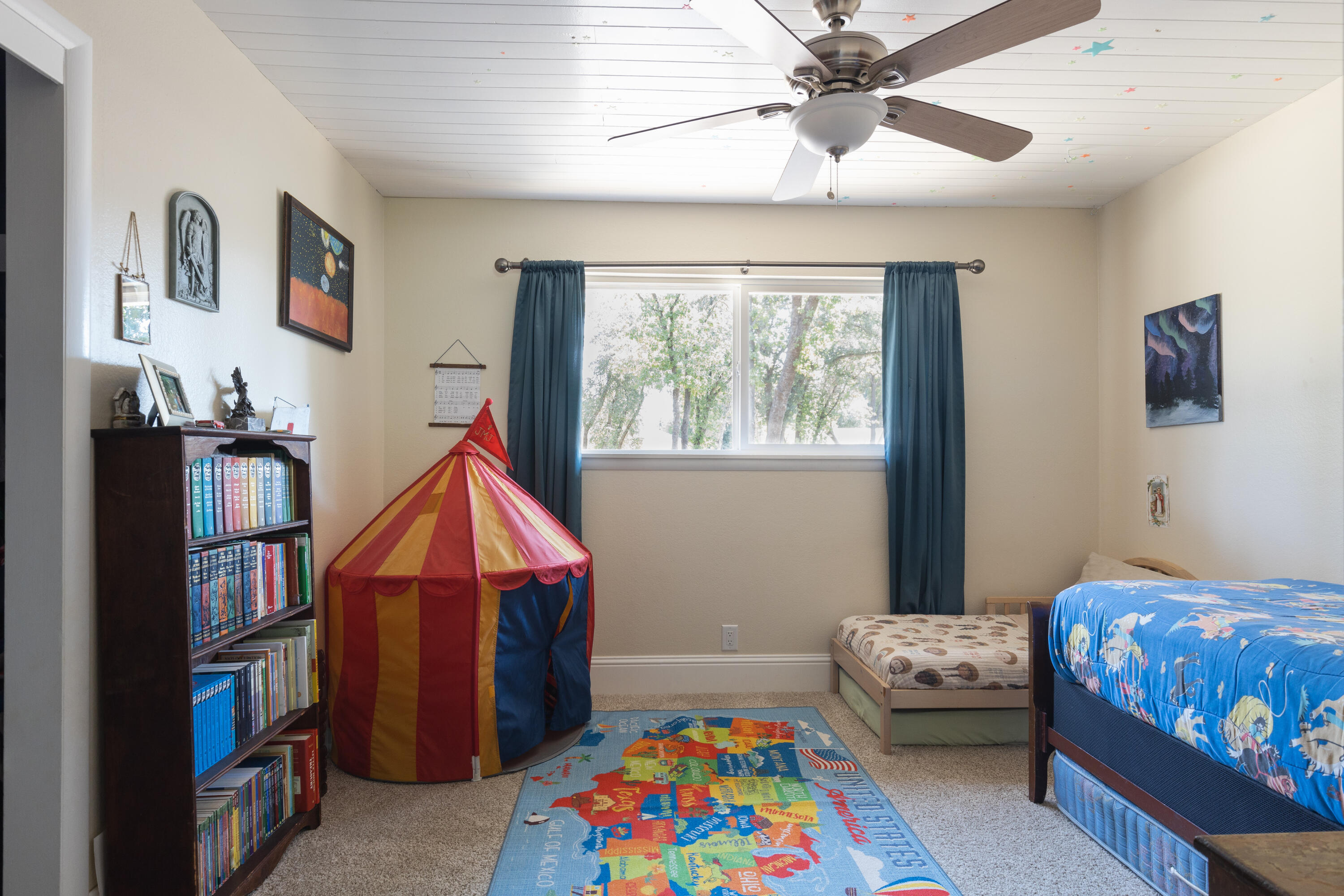 4001 Alta Mesa Drive Redding, CA 96002 - Photo 24 of 42 a bedroom with a bed and a workspace