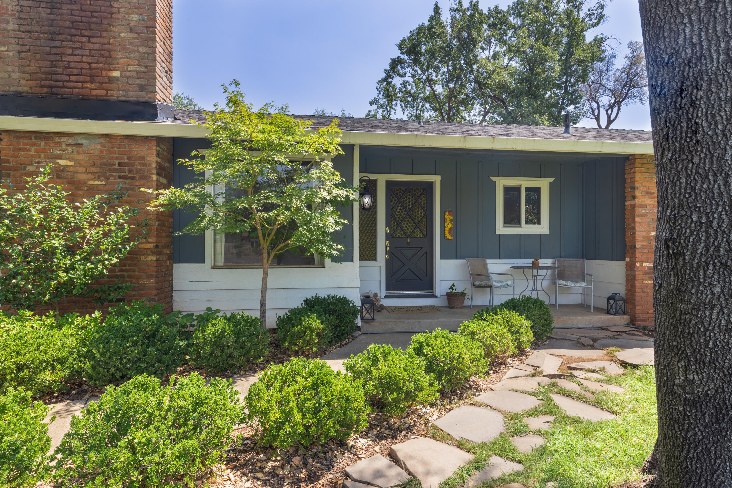 4001 Alta Mesa Drive Redding, CA 96002 - Photo 4 of 42 a front view of a house with garden