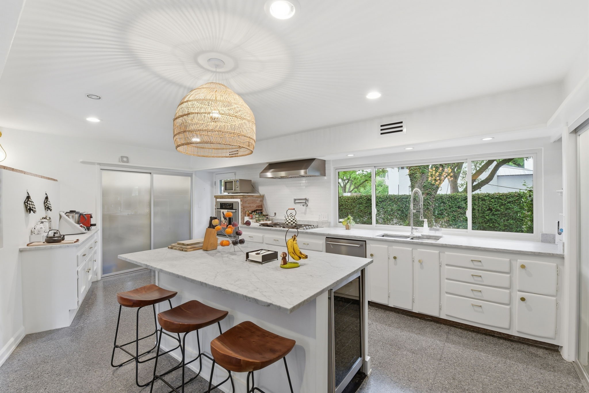 4603 Ivanhoe Street Houston, TX 77027 - Photo 20 of 50 Chef’s kitchen with expansive counters and backyard views