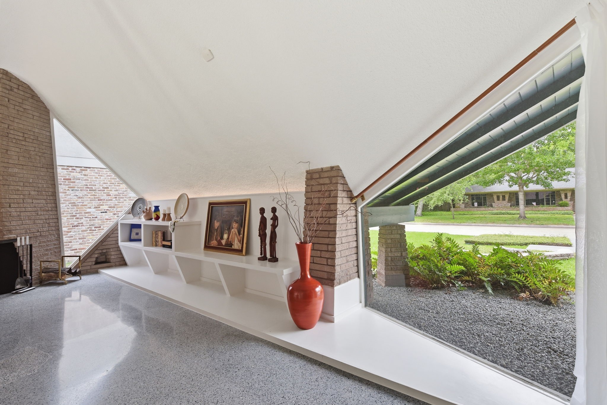 4603 Ivanhoe Street Houston, TX 77027 - Photo 25 of 50 Interior corridor with strong indoor-outdoor connection and natural light