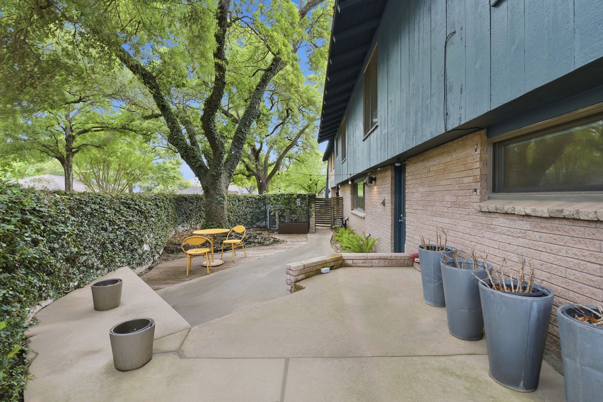 4603 Ivanhoe Street Houston, TX 77027 - Photo 42 of 50 Architectural side yard with curated greenery and privacy