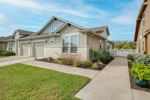 a view of a yard in front of house