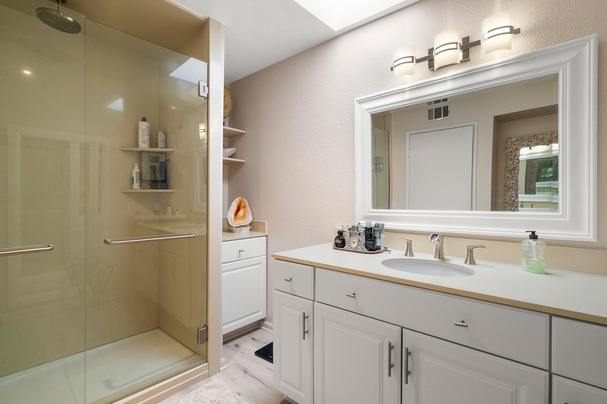 200 East Racquet Club Road, Unit 54 Palm Springs, CA 92262 - Photo 14 of 29 a bathroom with a sink a shower and a mirror