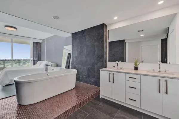 $15,000 | 900 Biscayne Boulevard, Unit 6205, Miami, FL 33132