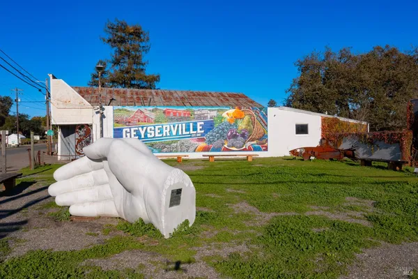 $995,000 | 21020 Redwood Highway, Geyserville, CA 95441